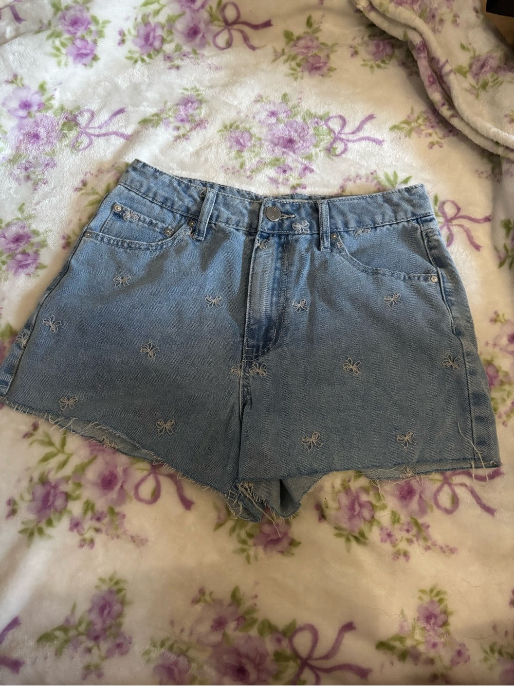 High-Waist Light Blue Denim Shorts with Embroidered Bows